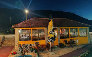 Dva Fenjera outside