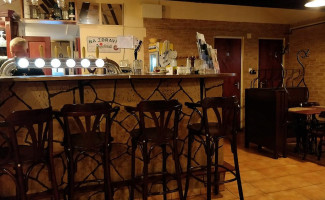 Black Dog Pub Terasz Pizzéria inside