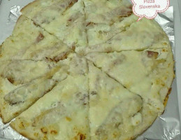 Pizza La Familia food