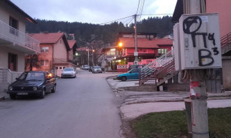 Tri Šešira outside