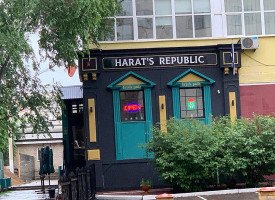 Harat’s Pub outside