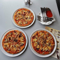 Pizzeria Mama Mia food